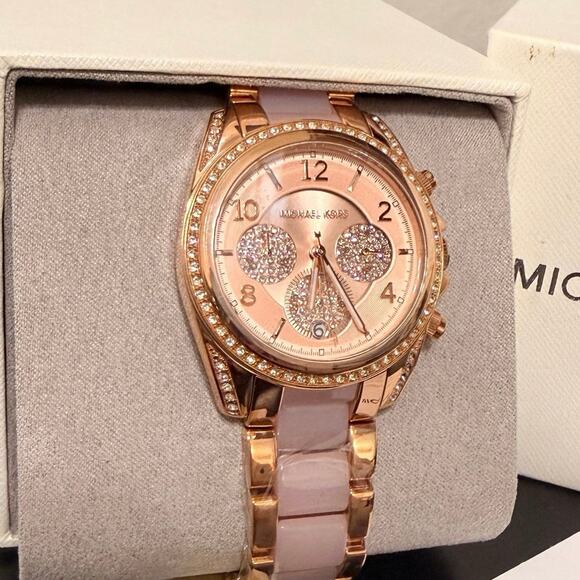 MICHAEL KORS WATCH- NWT (Needs a new battaery) main image 4